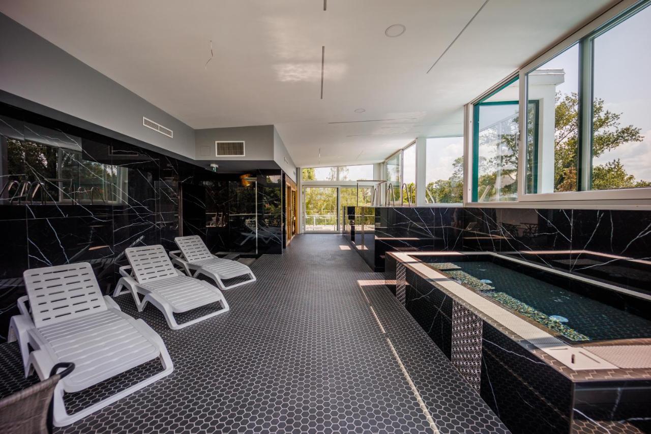 Villa Bauhaus Wellness Apartman 202 Siófok Buitenkant foto